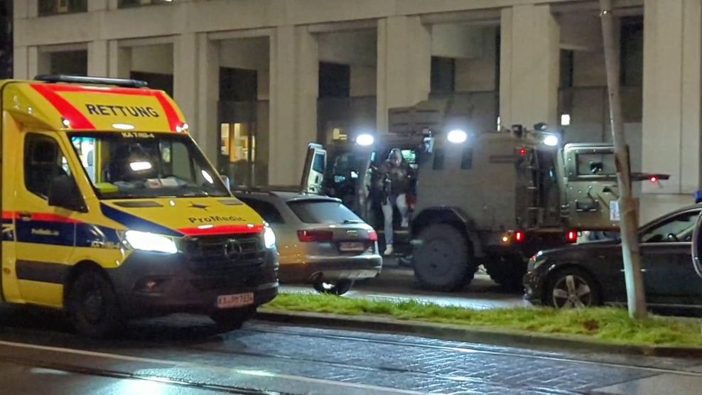 Ein Polizist steigt aus einem stark gepanzerten Spezialfahrzeug.