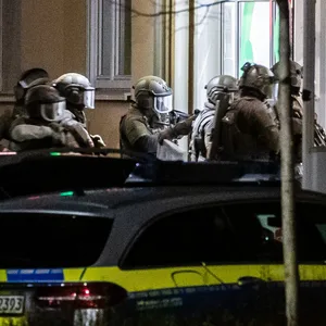 Um 21.10 Uhr wurde die Apotheke von einer Spezialeinheit der Polizei betreten.
