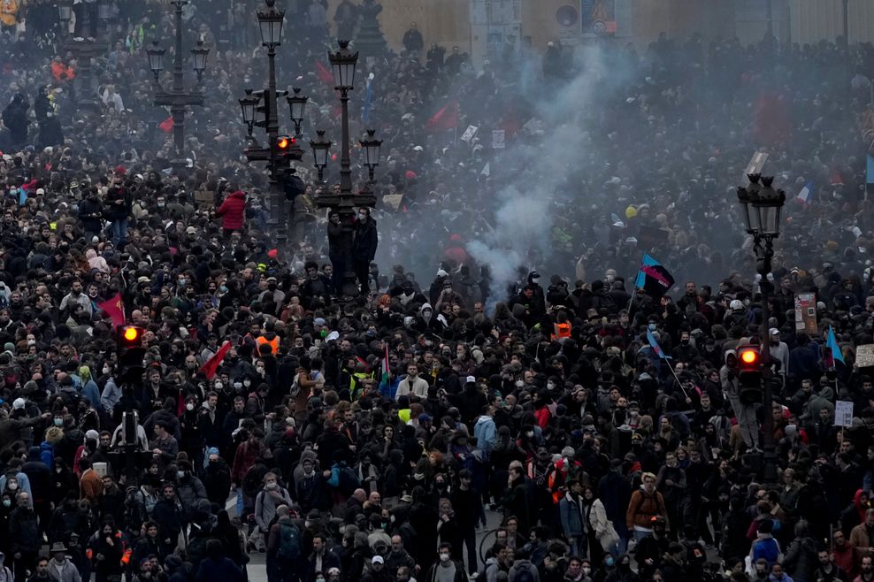 Demonstranten marschieren während einer Kundgebung in Paris. 