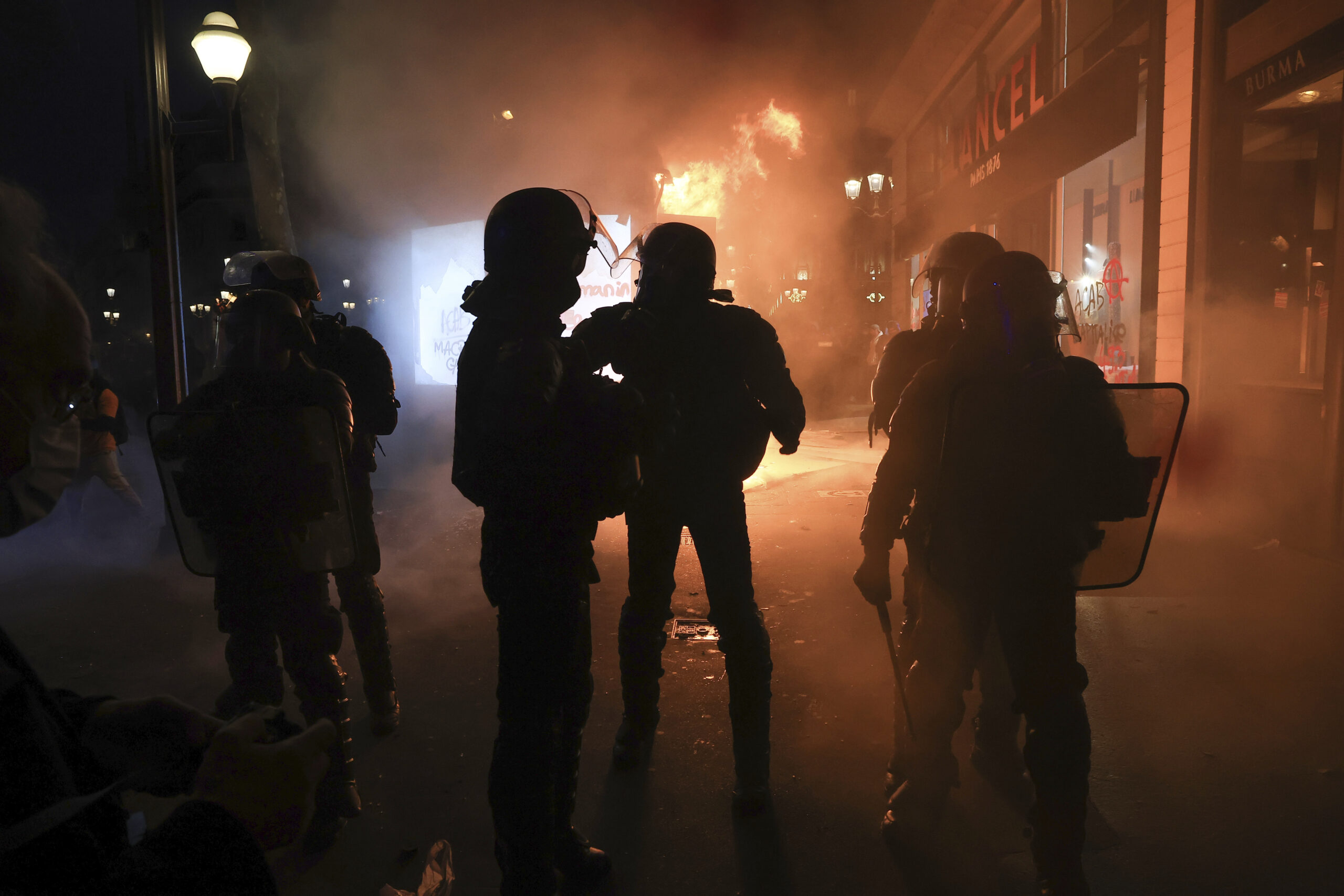 Die Polizei liefert sich Auseinandersetzungen mit Demonstranten während einer Kundgebung in Paris.