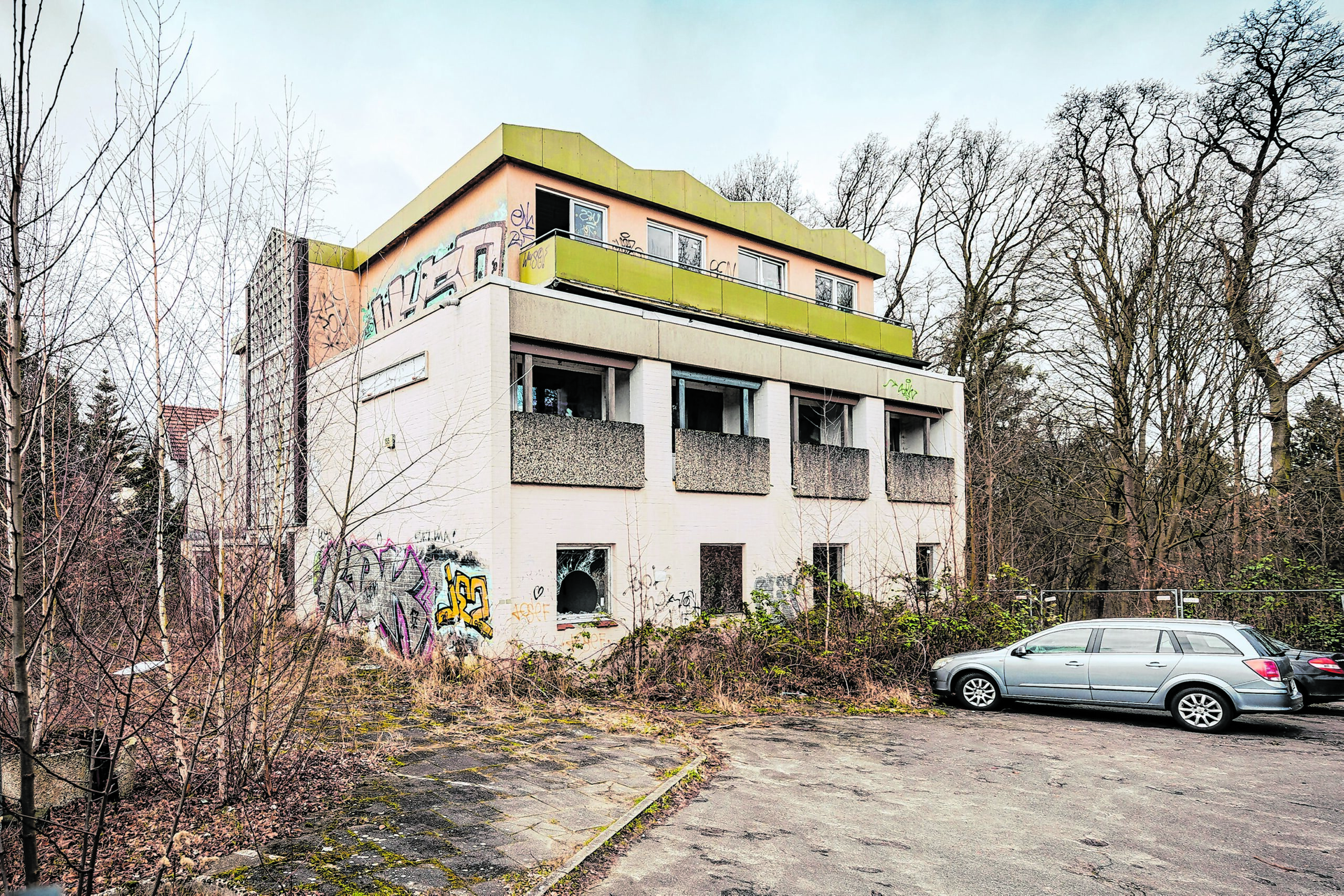 Steht seit fast 20 Jahren leer: Das ehemalige Hotel „Waldschloss“ an der Wentorfer Straße 155.