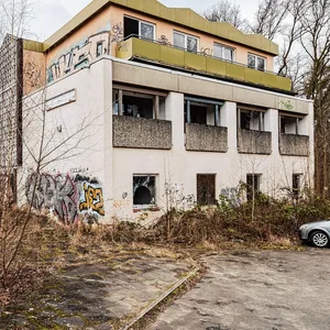 Steht seit fast 20 Jahren leer: Das ehemalige Hotel „Waldschloss“ an der Wentorfer Straße 155.