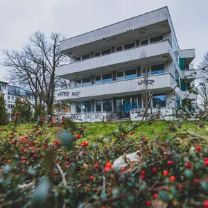 Der Klotzbau aus den 1970er Jahren am Kreisel Frauenthal/Harvesterhuder Weg steht schon seit Jahren leer.