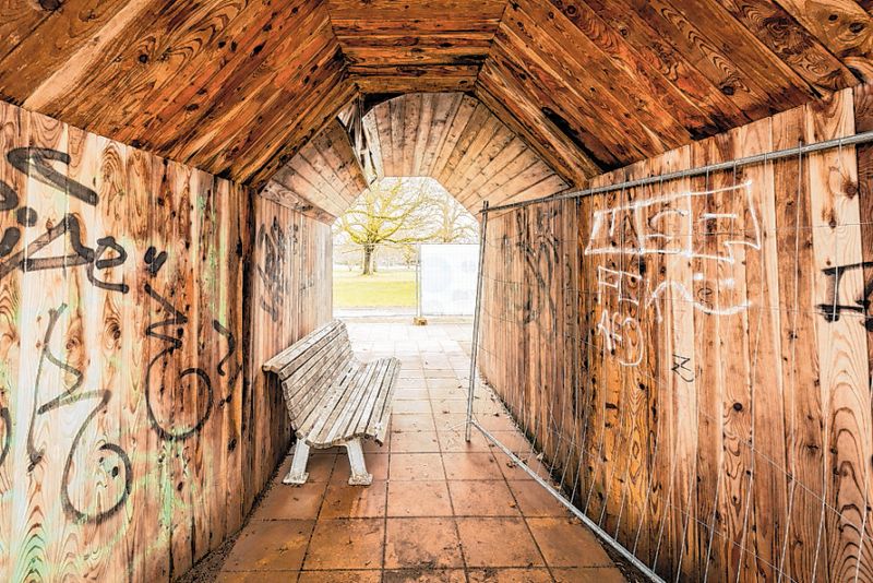 In Lüneburg können Besucher das Gradierwerk auch durch diesen „Tunnel“ unterqueren.