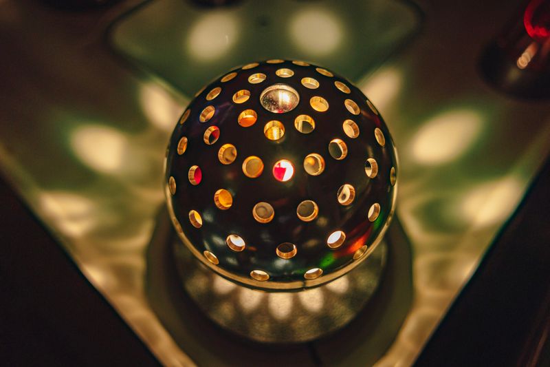 Die Discokugel aus Metall von der Flohschanze. In das dicke Loch oben gehört eigentlich ein „Schweif“ aus Glitzerfäden.