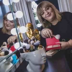 Die Russland-Ukrainerin Natalia Naida startet als Visagistin nach ihrer Flucht in Deutschland wieder richtig durch.