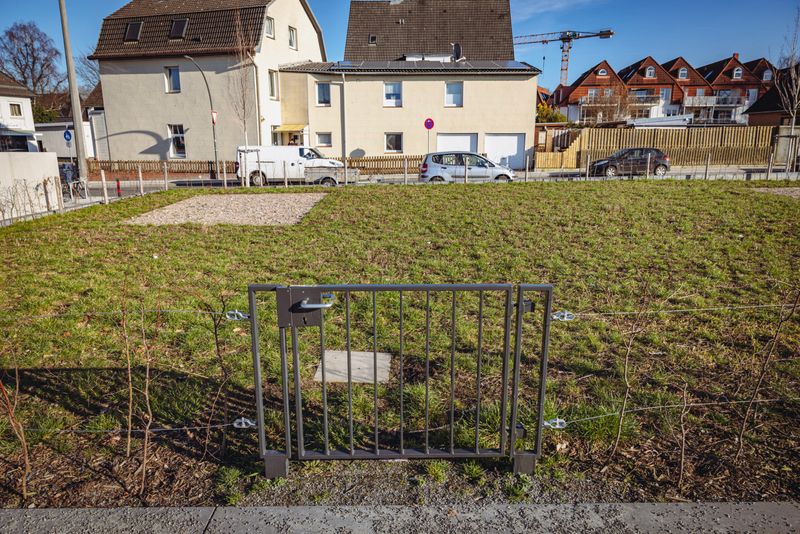 Die Türen und Plätze für die Lauben sind schon mal da – der Garten selbst ist noch verlassen.