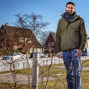 Joschka Meyer vom Landesverbund der Gartenfreunde Hamburg vor den zukünftigen Schrebergärten.