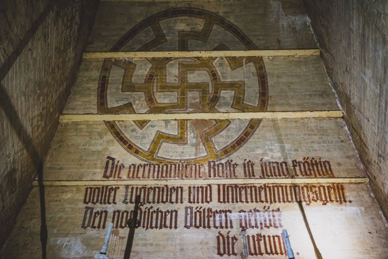 Acht tortenförmige Kammern mit Inschriften bilden den oberen Teil des Bunkers. An den Wänden sind Bismarck-Zitate und unter anderem auch ein Hakenkreuz zu sehen.