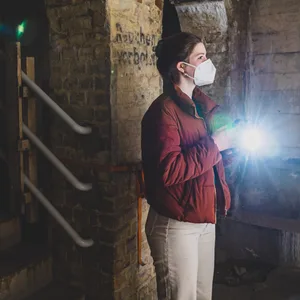 Die Aufenthaltsräume im Untergeschoss des Luftschutsbunkers aus dem Zweiten Weltkrieg. Zum Schutz vor der schimmligen Luft muss hier eine Maske getragen werden.