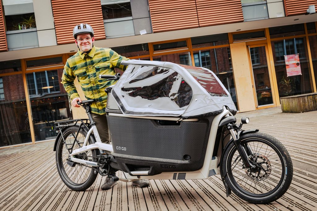 Mann neben Lastenfahrrad
