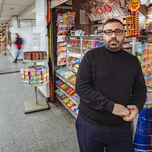 Haci Damar in seinem Bahnsteigkiosk