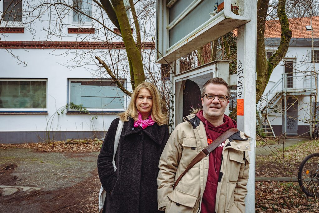 Das Schild vor der „Villa Lupi Kunstforum“ ist zerstört.