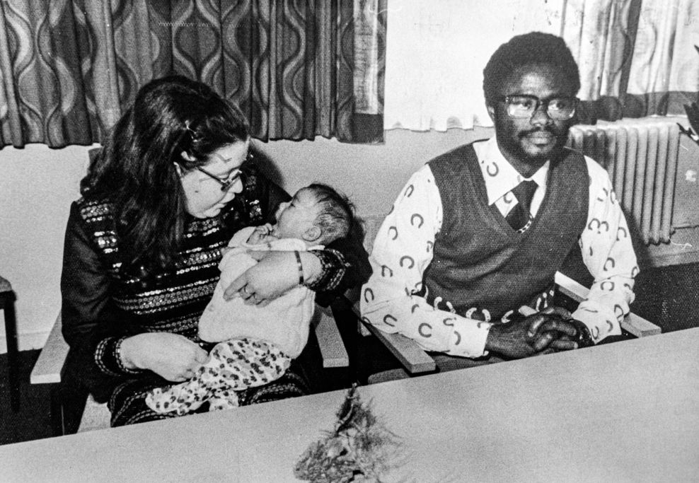 Dan N. 1975 bei der Trauung mit seiner Frau und dem gemeinsamen Sohn