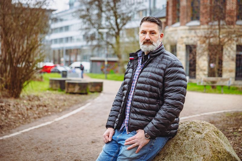 Anwohner Christian Caballero (42) glaubt, dass vor allem dauerhafte Polizei-Präsenz der Umgebung des Holstenplatzes helfen würde.