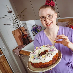 Instagram-Bäckerin Milena Krais (37) mit einem Marmor-Karottenkuchen