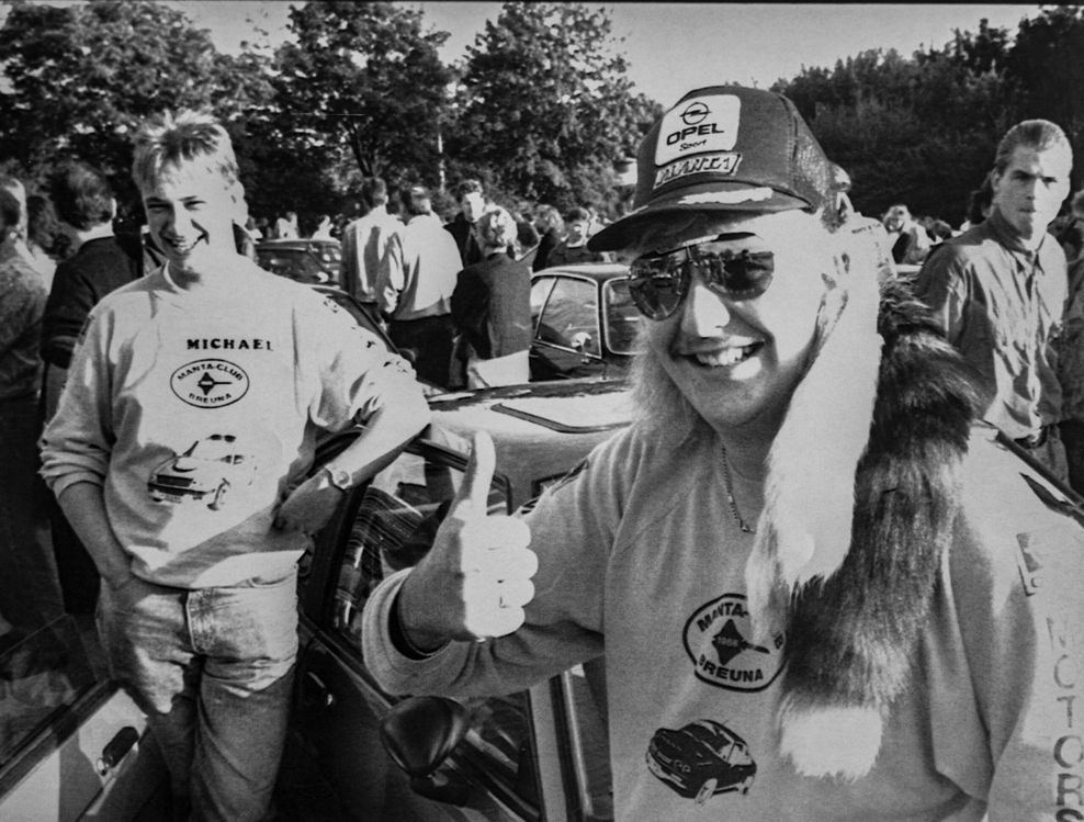 Opel-Fans mit Fuchsschwanz 1991 bei einem Manta-Treffen