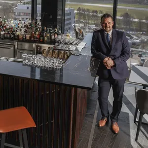 Hoteldirektor Victor Collins steht in der „Skybar“ des Hauses.