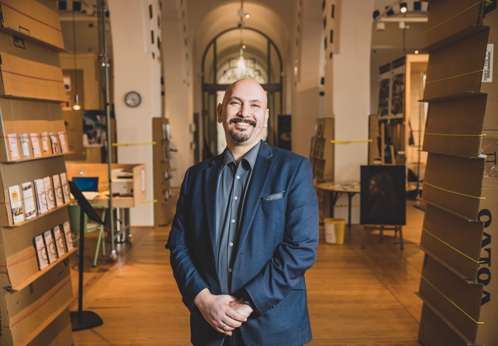 Mehdi Aroui, Vorstandsvorsitzender der AL MANAR Stiftung, im Ramadan-Pavillon im Museum für Kunst und Gewerbe.