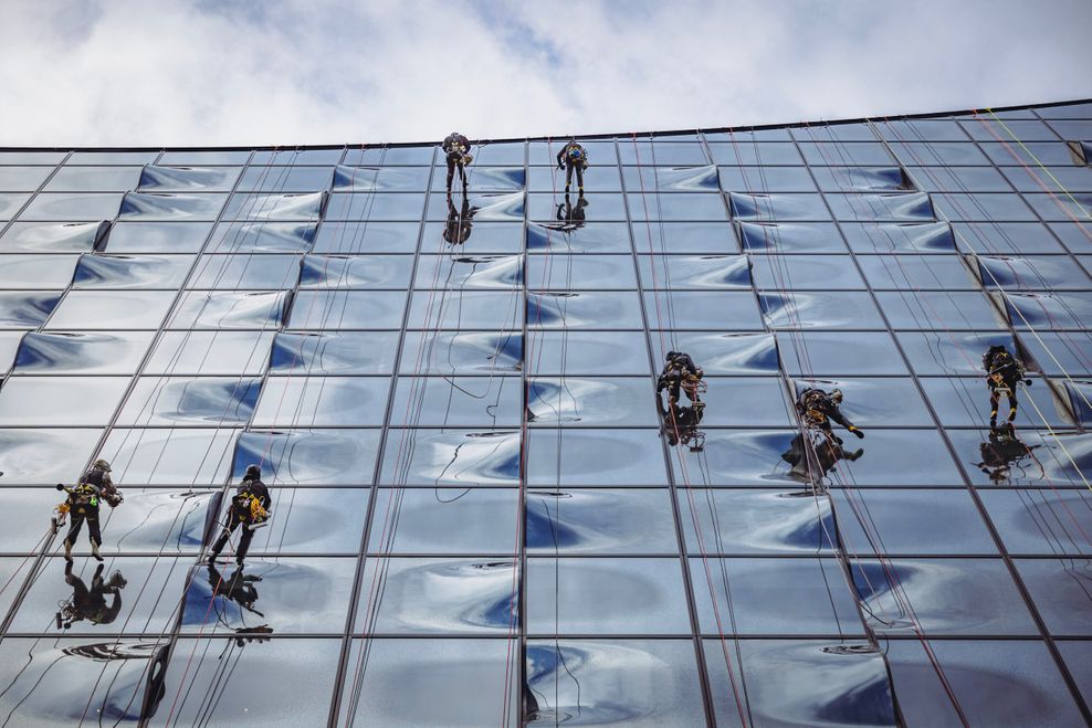 Bei den Arbeiten kommen die Fensterputzer hoch hinaus: Bis zu 110 Meter.