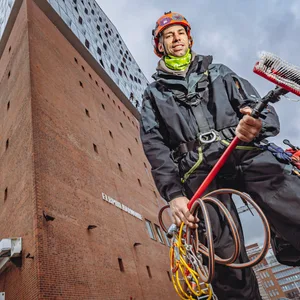 Karl Polack ist Fensterputzer an der Hamburger Elbphilharmonie.