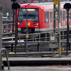 Eine S-Bahn der Linie 3 auf dem Weg von Altona nach Pinneberg (Archivbild).