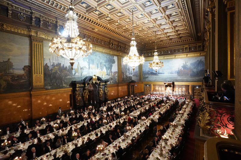 Die Gäste sitzen im Großen Festsaal beim traditionellen Matthiae-Mahl des Hamburger Senats im Rathaus.