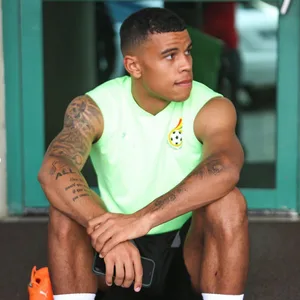 Ransford Königsdörffer zog nur das Trainingsshirt Ghanas über.