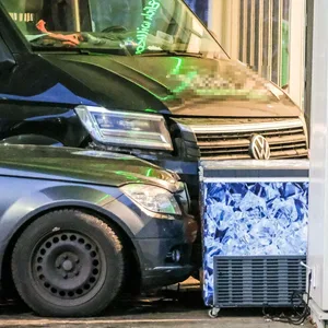 Der Transporter wurde bei dem Unfall gegen die gläserne Eingangstür geschoben.