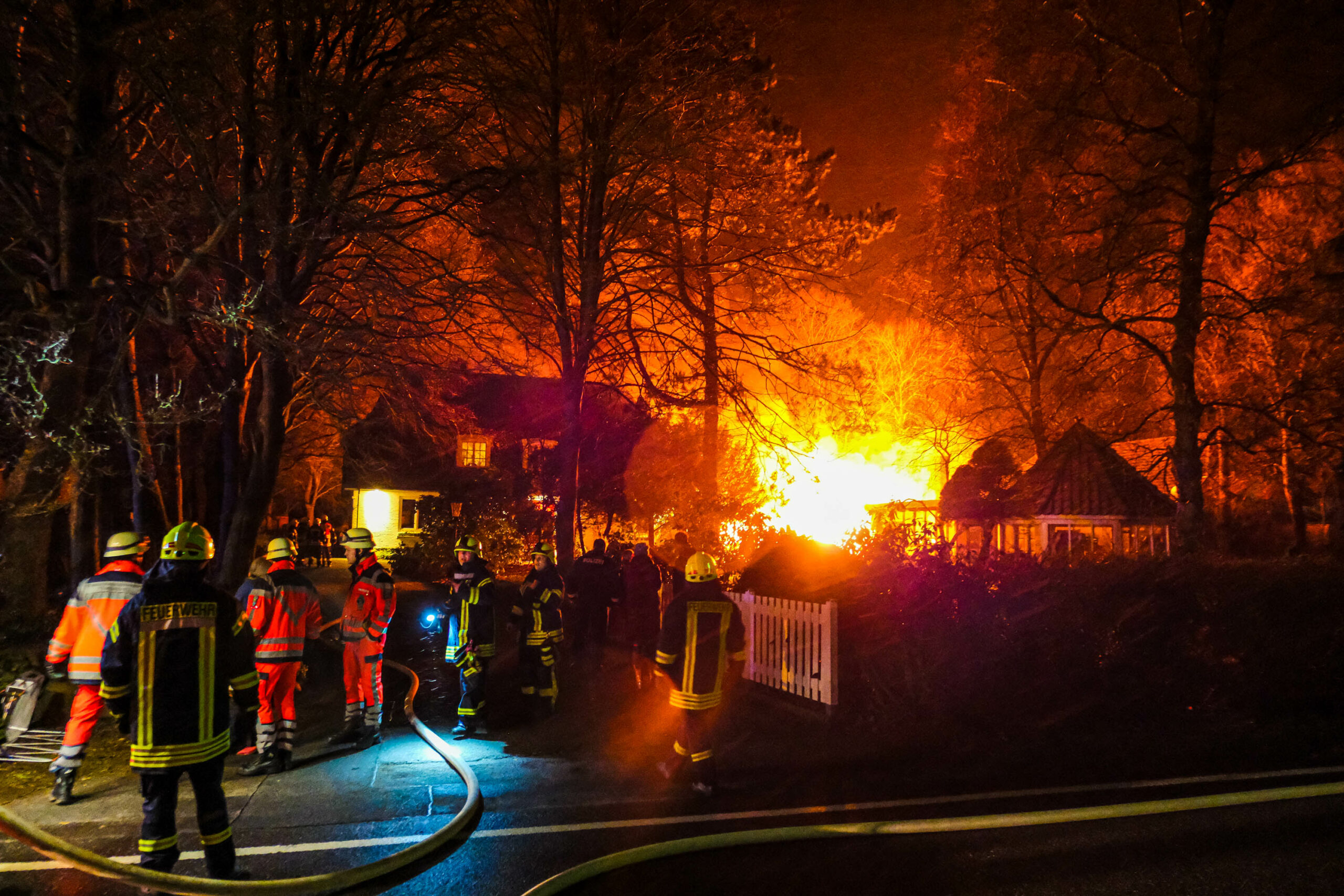 Großbrand in Baderup – meterhohe Flammen