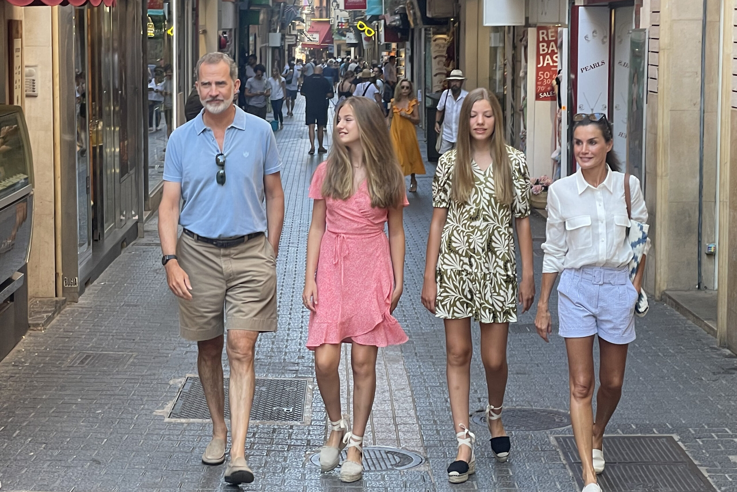 Rey Felipe VI de España.  (izquierda) y la reina Letizia (derecha) pasean por el centro de Palma de Mallorca con sus hijas, la princesa heredera Leonor (segunda por la izquierda) y la infanta Sofía (foto de archivo).
