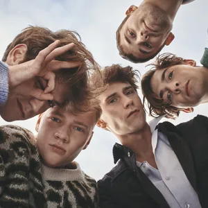 Emil Belton (v.l.), Bruno Alexander, Oskar Belton, Max Mattis und Leo Fuchs in einer Szene aus „Intimate“ (undatiert). Die neue Impro-Comedy läuft ab 24. März auf Joyn Plus und später auf ProSieben.