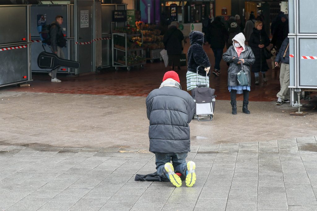 Ein Bettler am Hamburger Hauptbahnhof