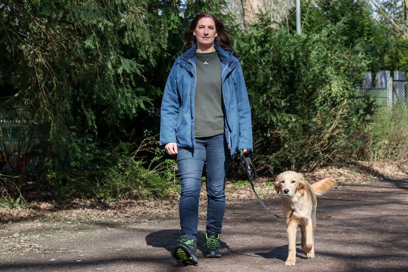 Vanessa Wolter mit Bailey beim Spaziergang.