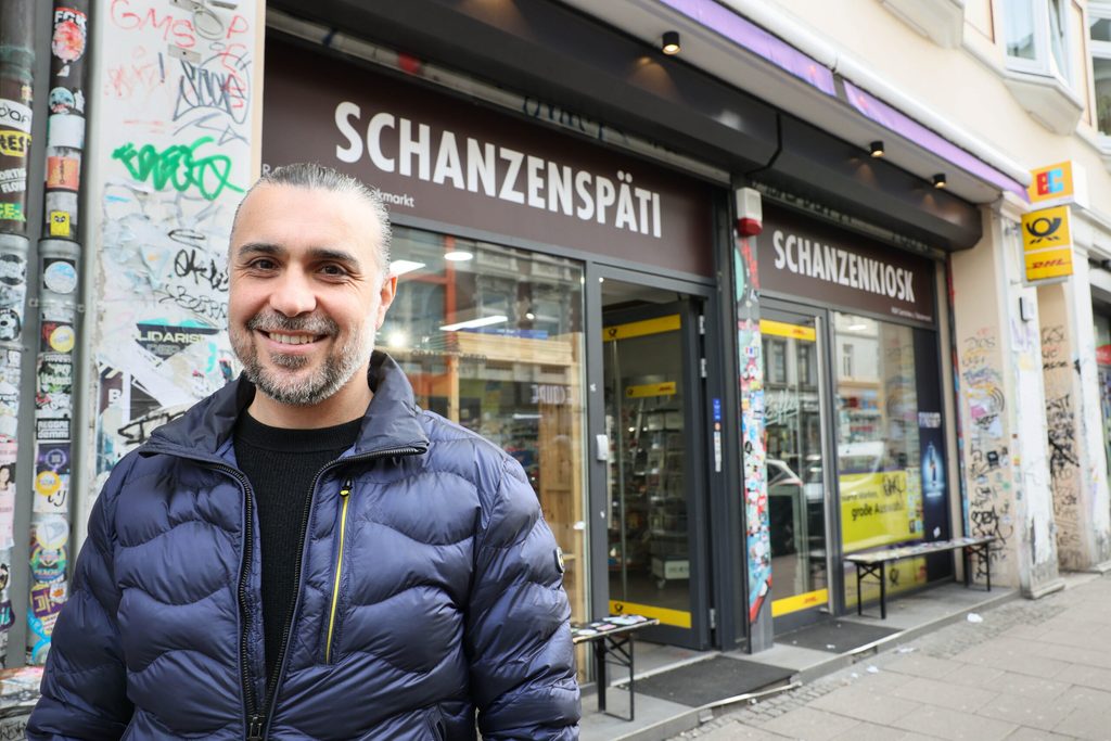 Inhaber Riza Oguz vor seinem „Schanzenspäti“.