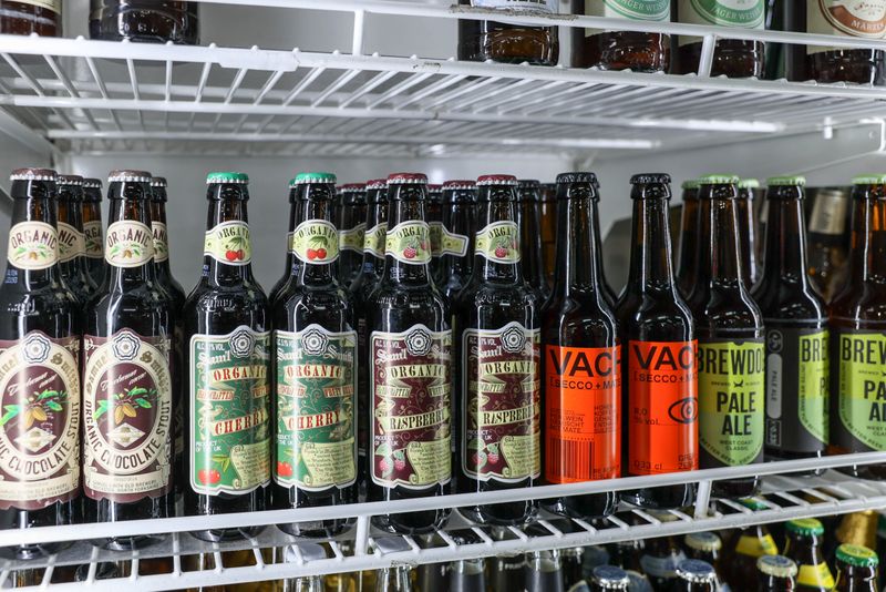Allerlei exotisch anmutende Biersorten werden verkauft, darunter „Schokoladenbier“.