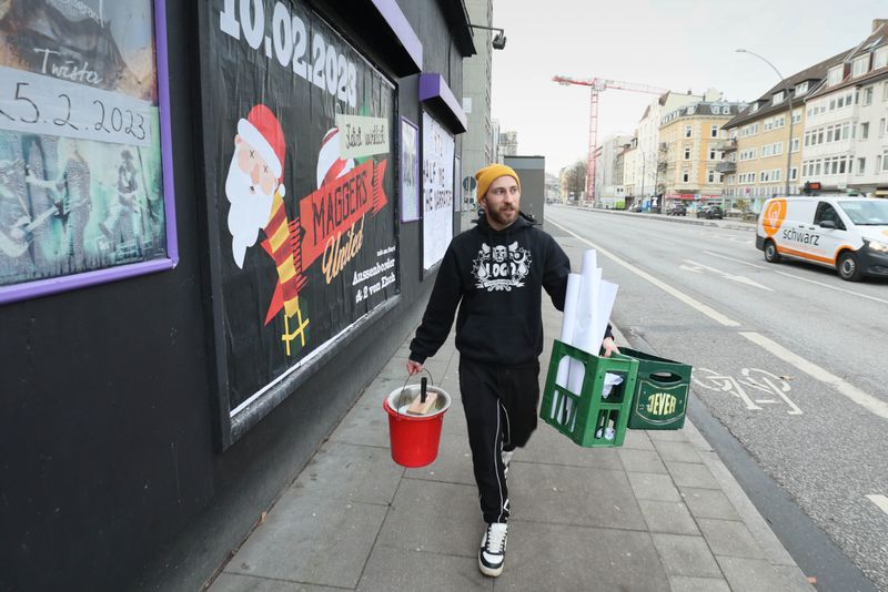Auch draußen gibt's etwas zu tun: Valery plakatiert die „Logo“-Wand mit frischen Konzerthinweisen.