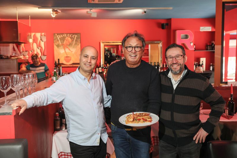 Das „Rossini“: Mario, Nevio und Sebastiano (v.l.) servieren Penne all’arrabbiata mit Scampi