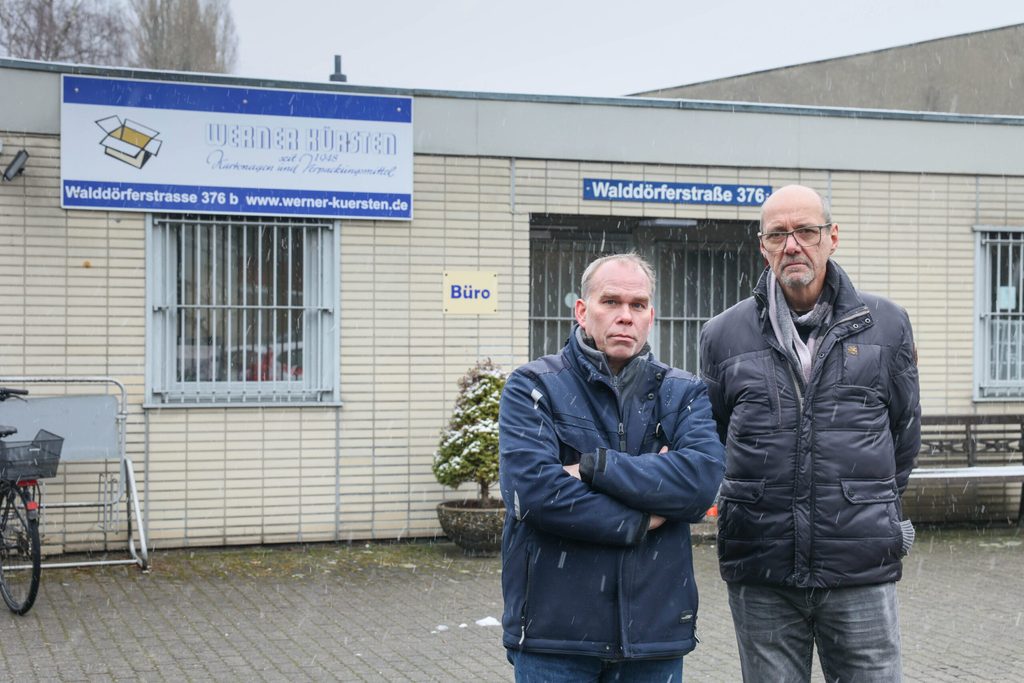 Jens Kürsten (50, l.) und Frank Baumann (62) sind Gewerbetreibende in der Walddörferstraße – und wehren sich gegen eine Fahrradstraße.
