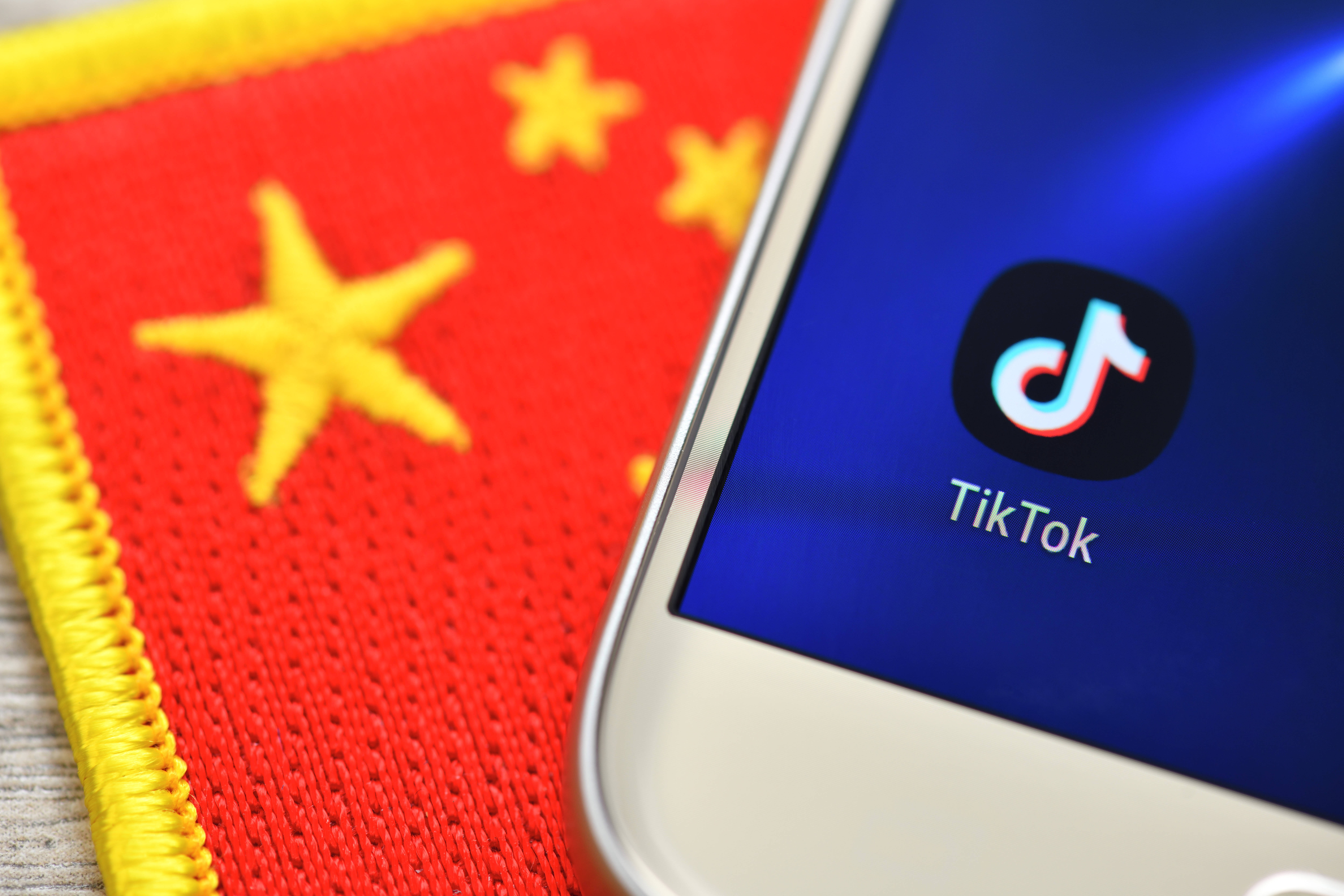TikTok gehört einem chinesischen Tech-Unternehmen – das weckt Sorgen vor Datenspionage.