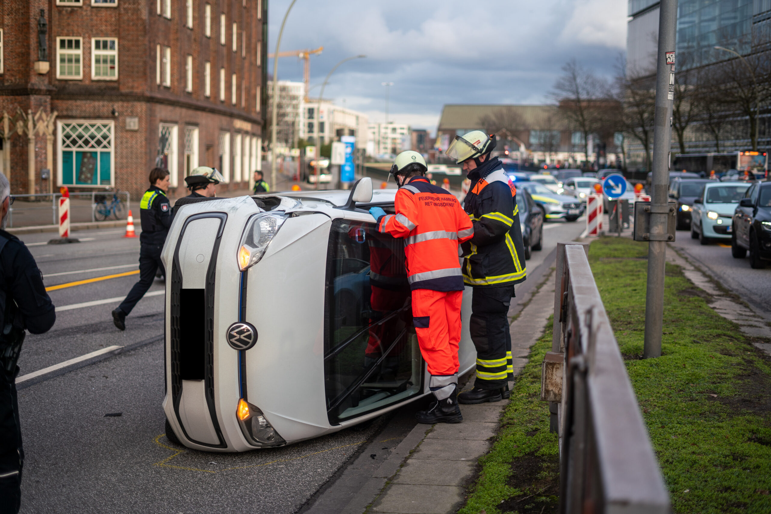 Bei einem Unfall auf der Willy-Brandt-Straße landete ein Auto auf der Seite.