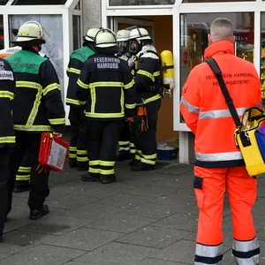 Feuerwehrkräfte vor der Apotheke in Billstedt
