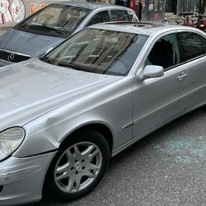 Der Mercedes und die eingeschlagene Scheibe.