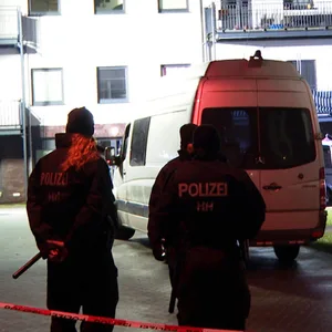 Die Polizei sperrte den Tatort weiträumig ab und stellte auch Sichtschutzwände auf.