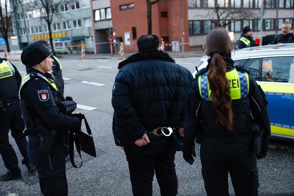 Ein Mann wurde festgenommen. Die Polizisten brauchten bei ihm zwei Handschellen.