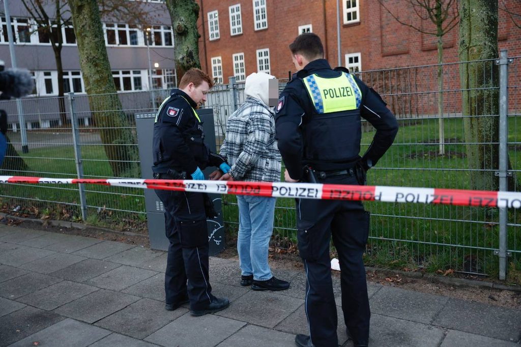 In Tatortnähe wurde ein zweiter Mann vorläufig von Polizisten festgenommen.