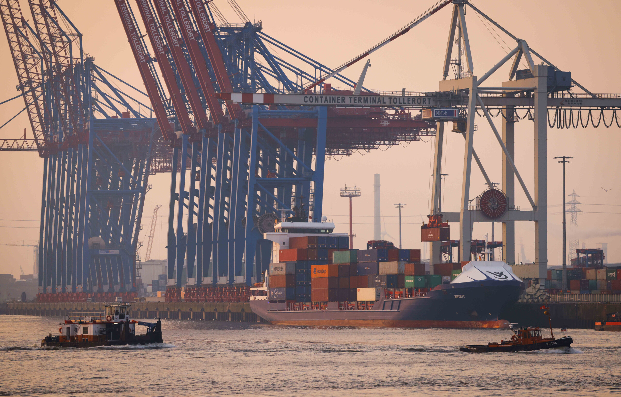 Das Containerschiff „Spirit“ liegt am Terminal Tollerort der Hamburger Hafen und Logistik AG (HHLA).