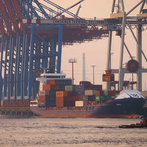 Das Containerschiff „Spirit“ liegt am Terminal Tollerort der Hamburger Hafen und Logistik AG (HHLA).