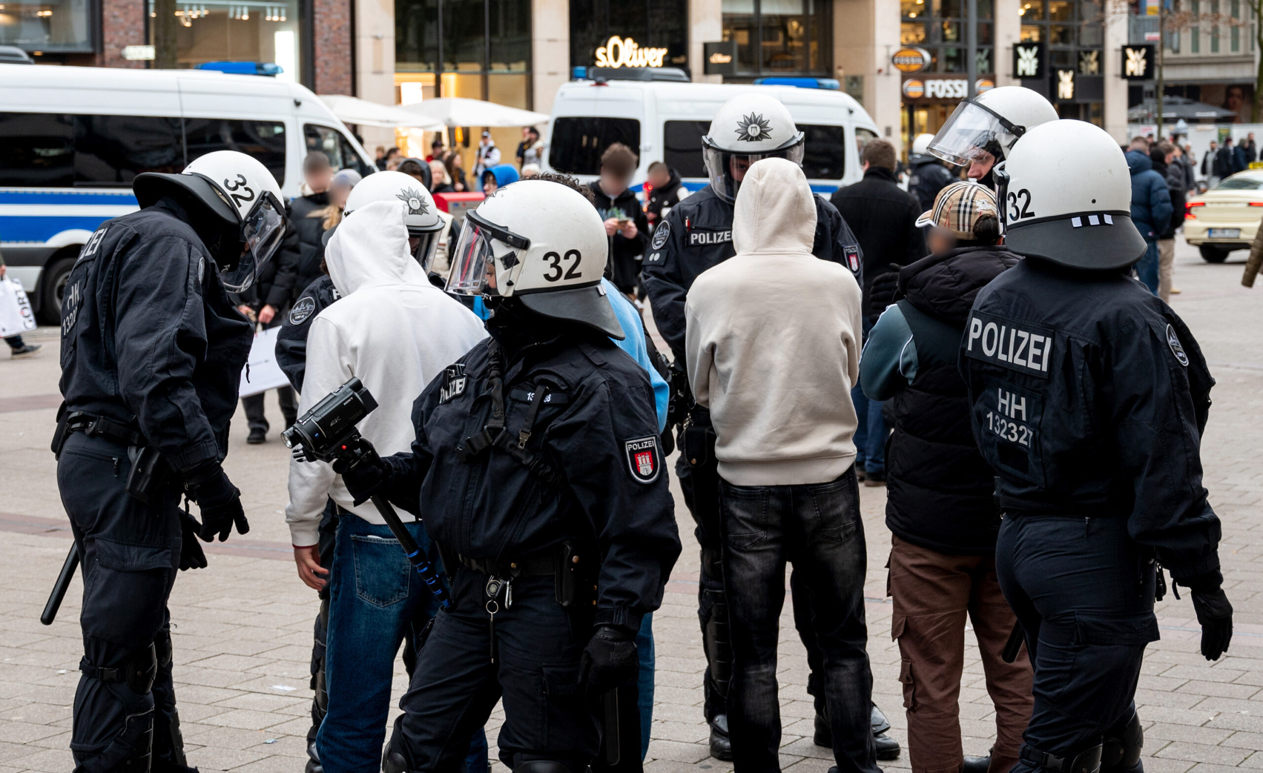 Polizisten kontrollieren am Samstag in der Mönckebergstraße mehrere Jugendliche.