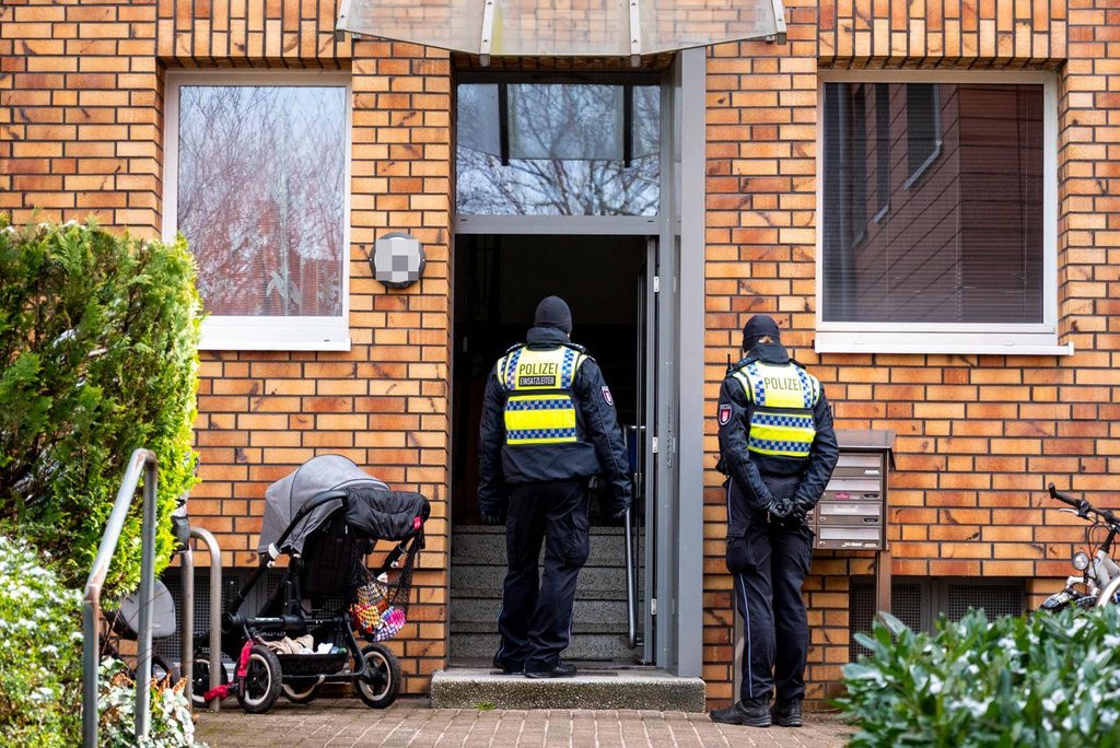 Polizisten vor dem Wohnhaus.